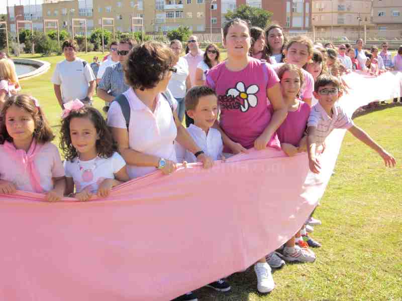 Cientos de melillenses participan en el gran lazo humano contra el cáncer de mama