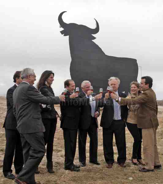 El único Toro de Osborne de África, bautizado con el nombre de Gurugú