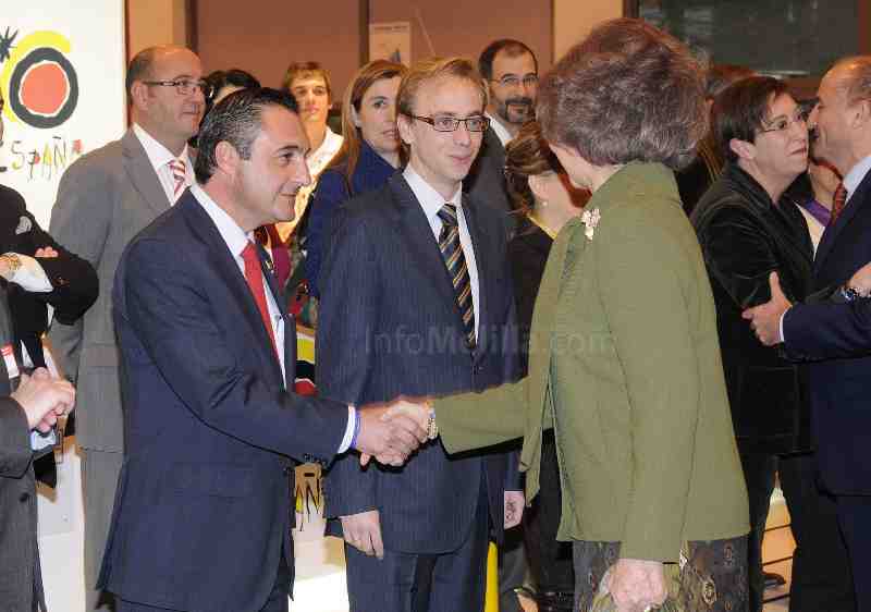 La Reina Doña Sofía saluda a Melilla en el stand de la ciudad en FITUR 2011