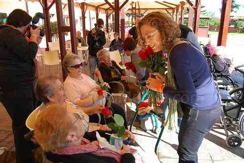 La terna socialista reparte rosas entre los usuarios y profesionales de la Residencia de Mayores