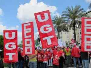 Concentración sindical frente a la Delegación del Gobierno para conmemorar 'La Jornada Mundial del Trabajo Decente'