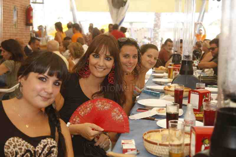 El ambiente ferial, al rojo vivo, en el reportaje fotográfico de InfoMelilla.com