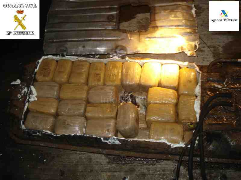 Droga oculta en el depósito del combustible