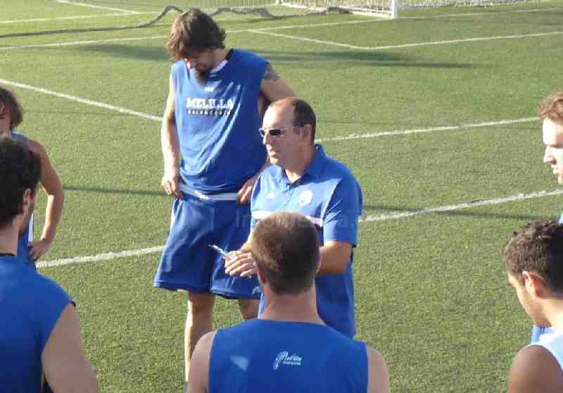 Martínez Duarte rodeado de los jugadores de la plantilla