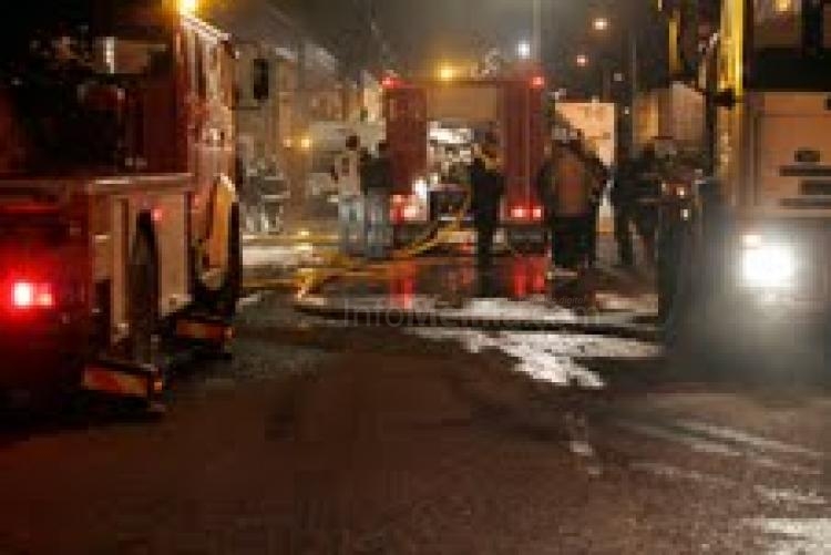 Un fallecido y numerosos daños materiales en un incendio declarado en una nave de chapa y pintura de vehículos