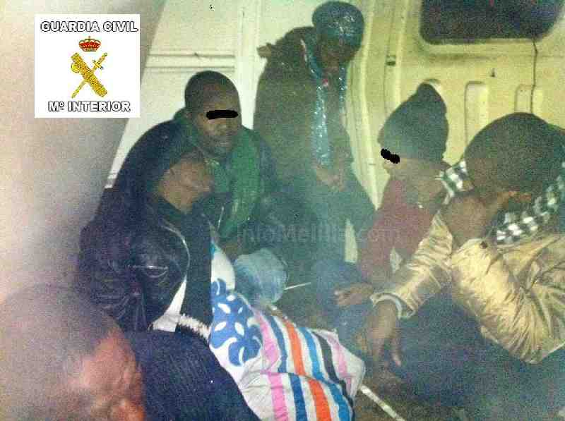 La Guardia Civil intercepta en Beni Enzar a siete subsaharianos hacinados en una furgoneta de carga