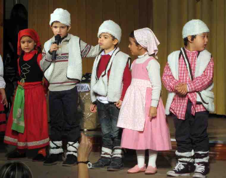 Los más pequeños de La Salle protagonizan un festival de Navidad