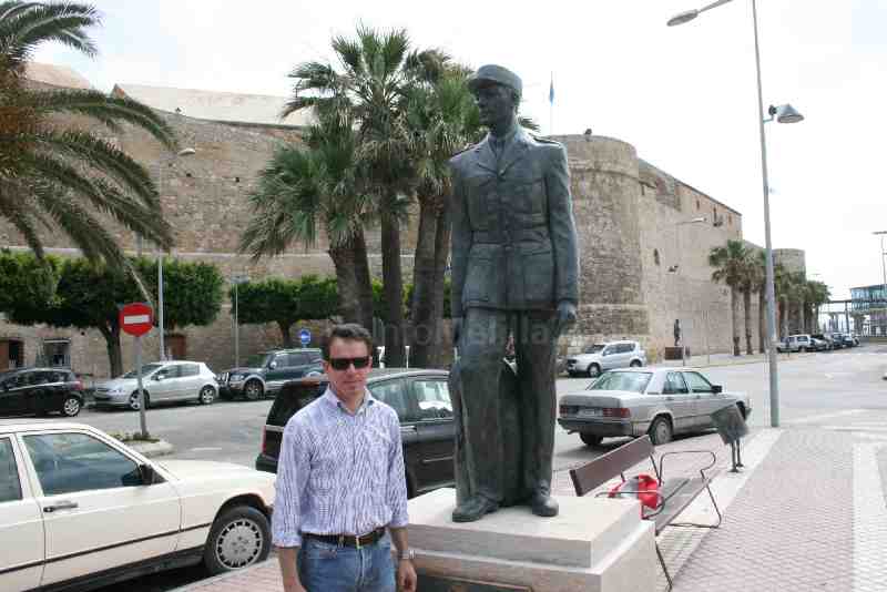 Melilla instala una estatua en honor del 'soldado de reemplazo'
