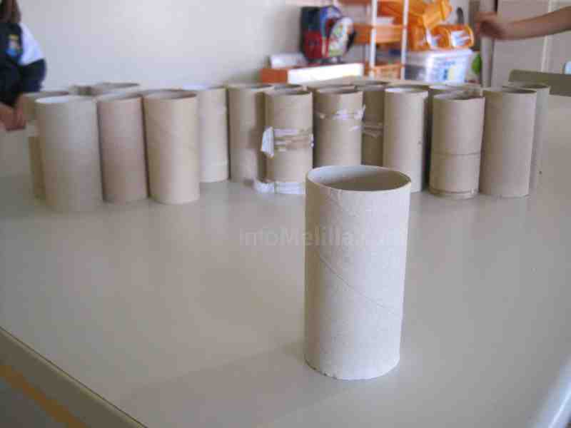 Los alumnos del Colegio 'Enrique Soler' celebran Halloween con material reciclado