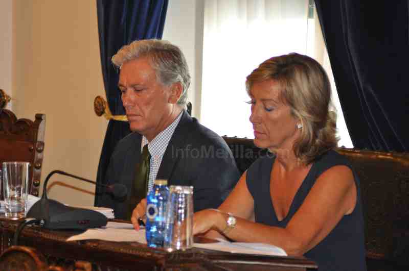 Julio Liarte y Rosa Cuevas durante el pleno ordinario