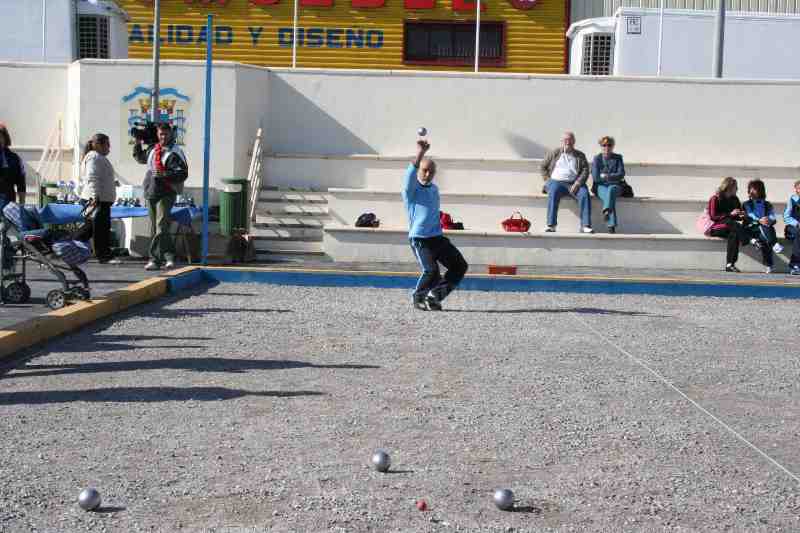Los periodistas deportivos se acercan al mundo de la petanca con la Federación local