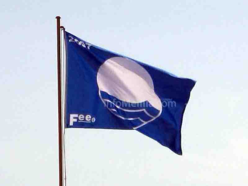 La Bandera Azul ya ondea sobre la playa de Los Cárabos