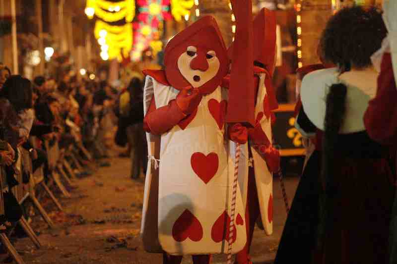 Los Reyes Magos reparten sonrisas por el centro de Melilla en la noche más mágica del año