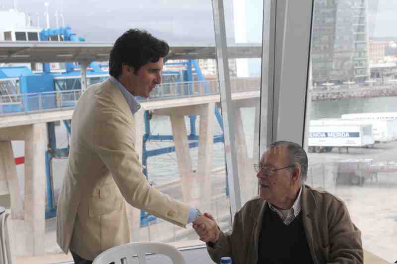 La Asociación de Vecinos 'Estopiñán' visita las instalaciones del Puerto melillense