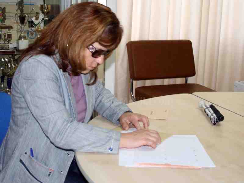 A través de documentos escritos en braille, puede votar en secreto