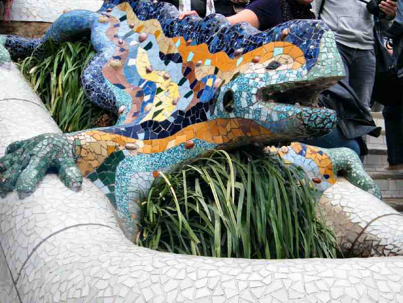 La Casa de Melilla en Barcelona cierra su Semana Cultural con la visita al Parque Güell y la Casa Gaudí