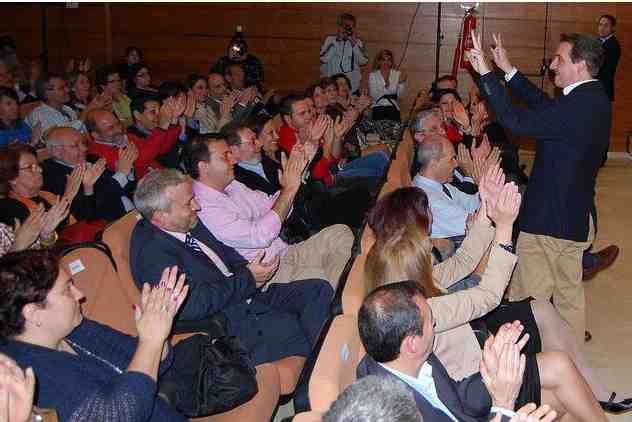 Gregorio Escobar recibe el apoyo de sus compañeros