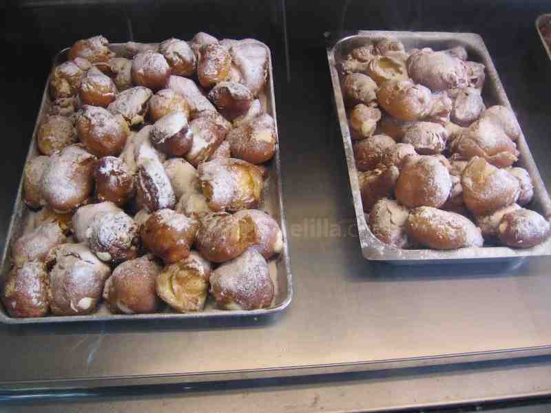 Huesos de santo y buñuelos, gastronomía típica del Día de Todos los Santos