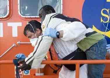 La Guardia Civil intercepta a dos inmigrantes que llegaban a nado al Dique Sur