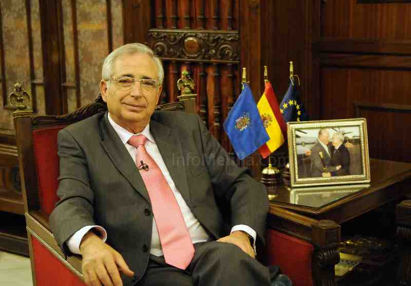 Imbroda: "Melilla tiene todos los derechos para enarbolar con orgullo la bandera nacional".