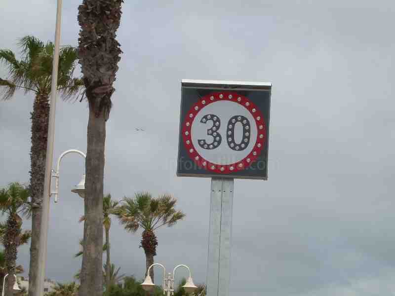 La Policía Local mejora la señalización en Alfonso XIII y en el Paseo Marítimo Mir Berlanga