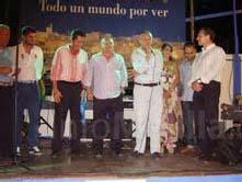 Calderón entrega al Ayuntamiento de Alhaurín de la Torre las banderas de Melilla que sustituirán a las que ondean en la ciudad desde hace años