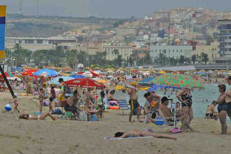 Detenidos los autores de destrozos y robos en los vestuarios de las playas