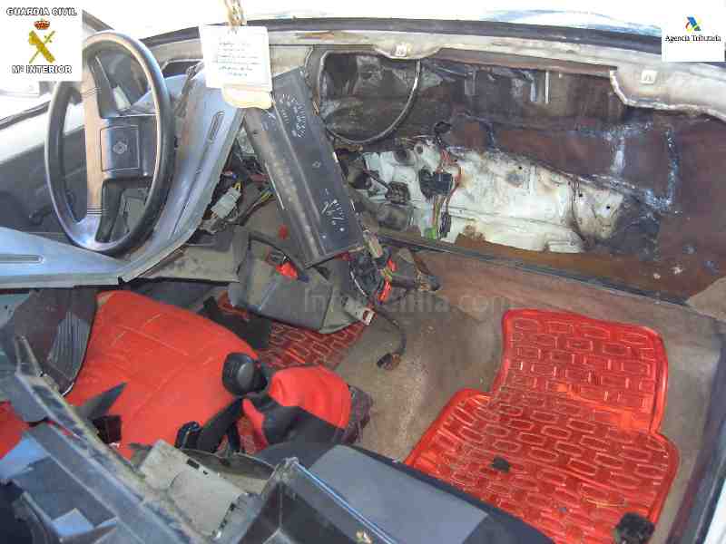 Otra inmigrante localizada en el salpicadero de un coche conducido por una mujer