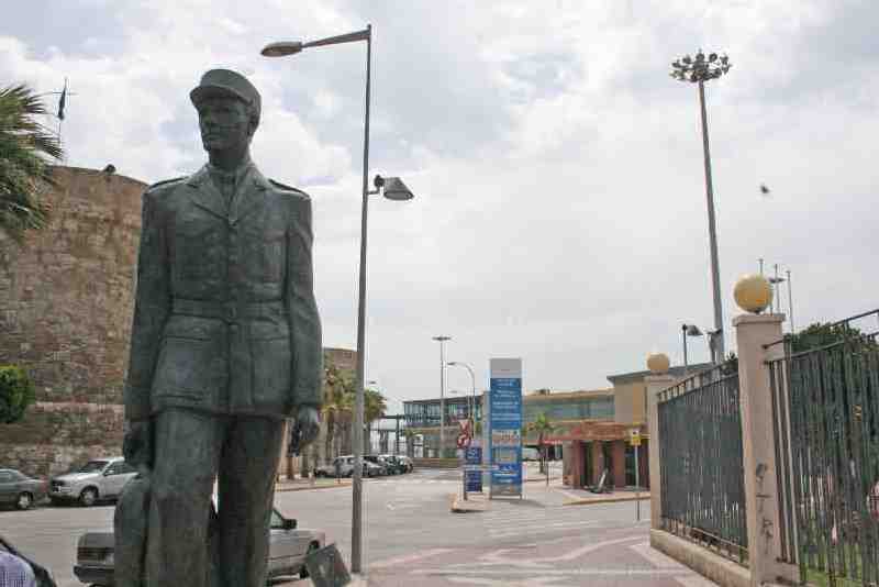 La estatua del soldado de reemplazo está ubicada en las inmediaciones del Puerto