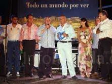 Calderón entrega al Ayuntamiento de Alhaurín de la Torre las banderas de Melilla que sustituirán a las que ondean en la ciudad desde hace años