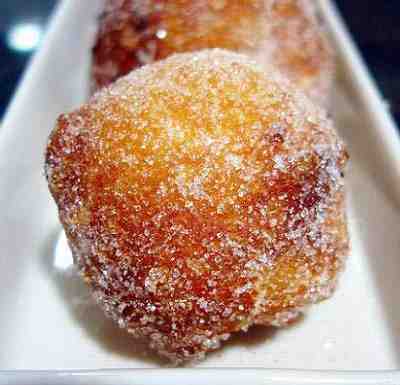 Huesos de santo y buñuelos, gastronomía típica del Día de Todos los Santos