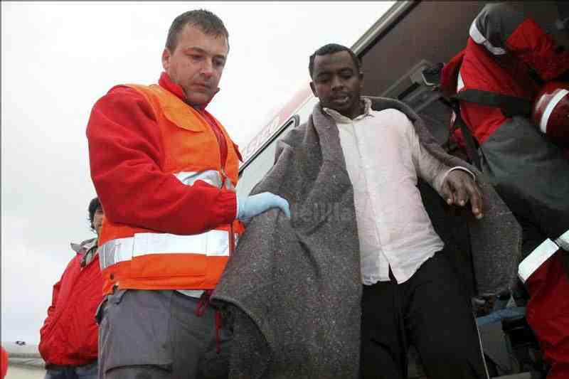 La Guardia Civil intercepta una zodiac con 22 inmigrantes subsaharianos
