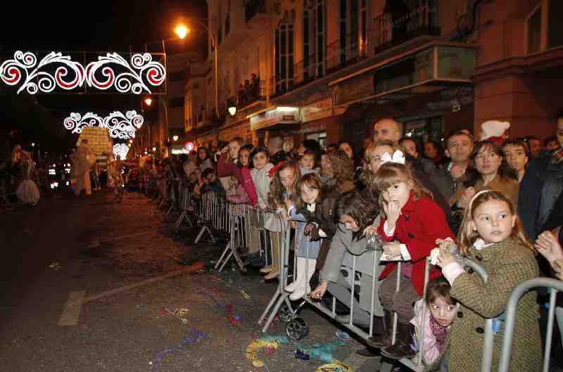 Los Reyes Magos reparten sonrisas por el centro de Melilla en la noche más mágica del año