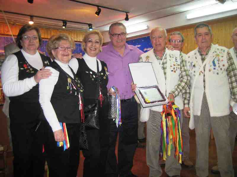 La casa regional agradeció la participación de la Peña el Parral con un recuerdo