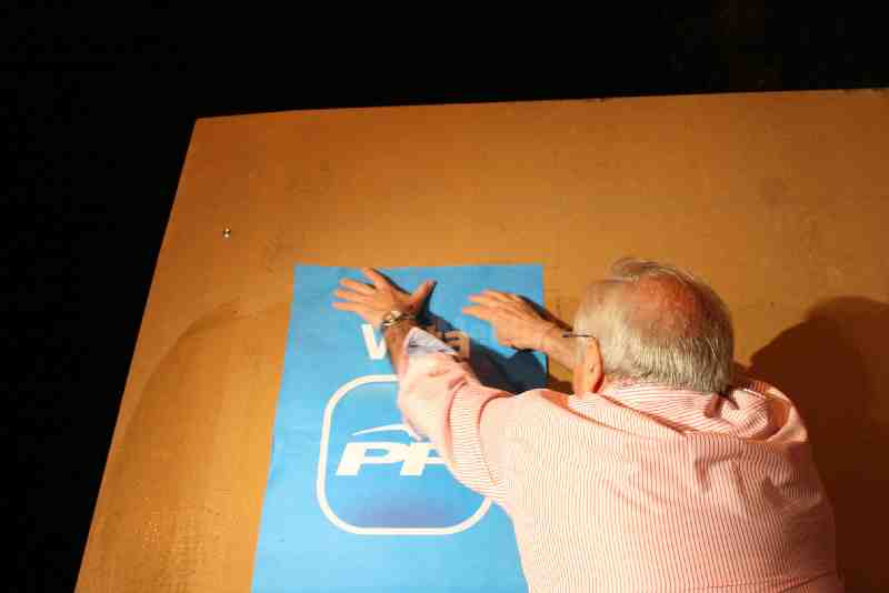 Una multitudinaria “pegada de carteles” da el pistoletazo de salida a la campaña electoral