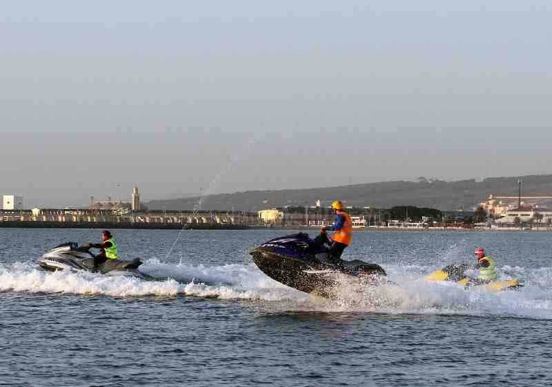 Las motos enfilan hacia mar abierto
