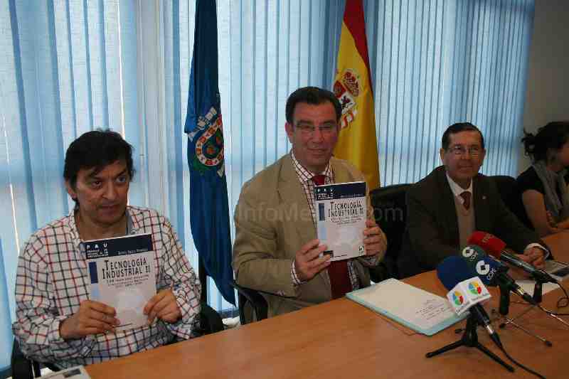 De izda. a dcha.: El profesor Andrés García; el consejero de Educación, Antonio Miranda; y el direct