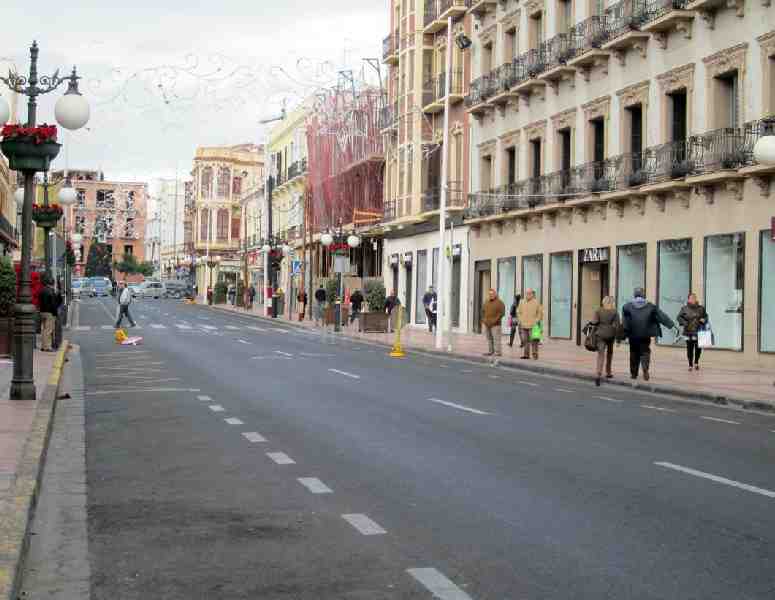 Los viandantes toman la Avenida Juan Carlos I Rey