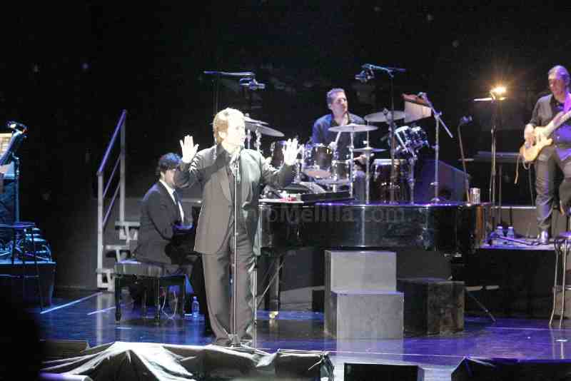 El aforo completo del Kursaal recibe emocionado a Raphael que ofreció un concierto de tres horas