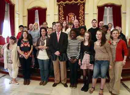 Foto de familia del grupo visitante, la directora del IES Virgen de la Victoria y el consejero de Ed