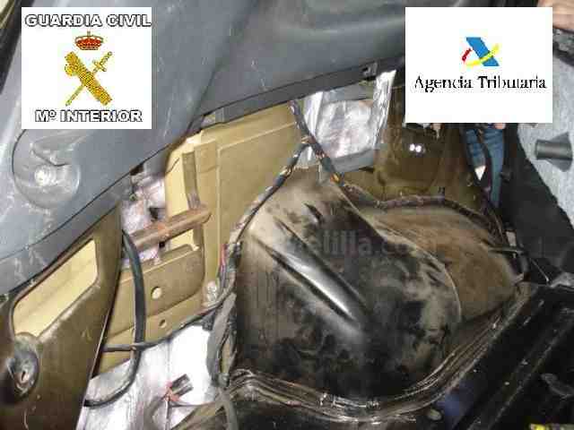Droga hallada en dobles fondos practicados en un coche