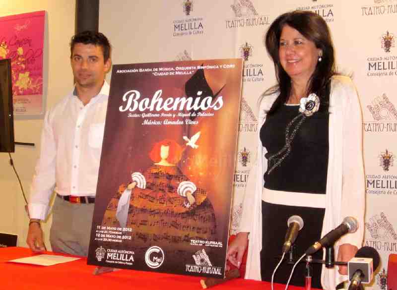 Rincón y Chocrón junto al cartel anunciador de la obra