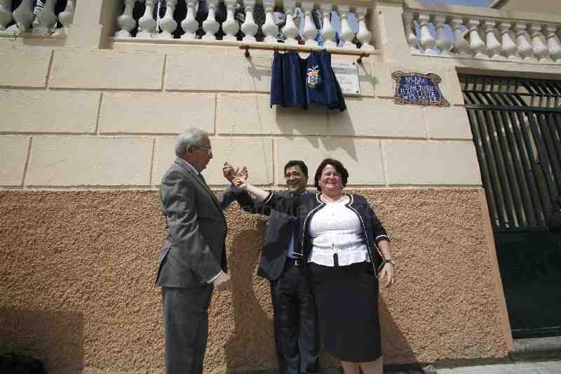 Una gran escultura de San Juan Bautista de la Salle preside desde hoy la plaza ubicada frente al colegio