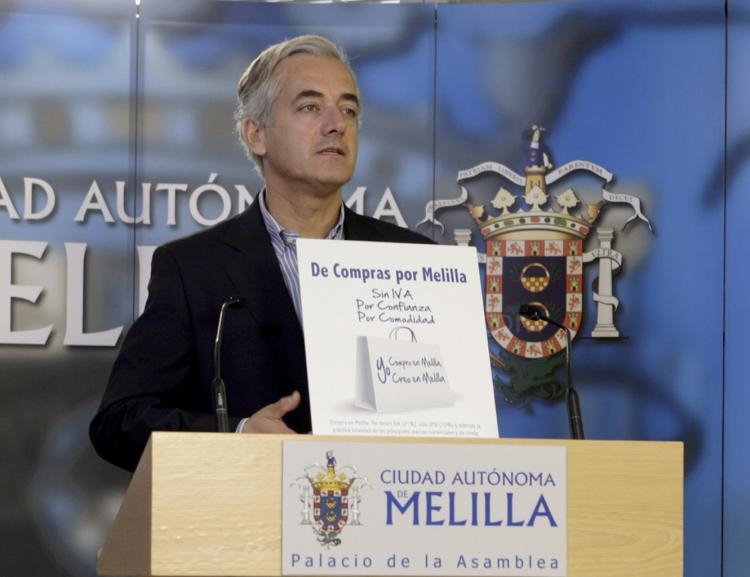 López Bueno muestra la imagen publicitaria de la campaña