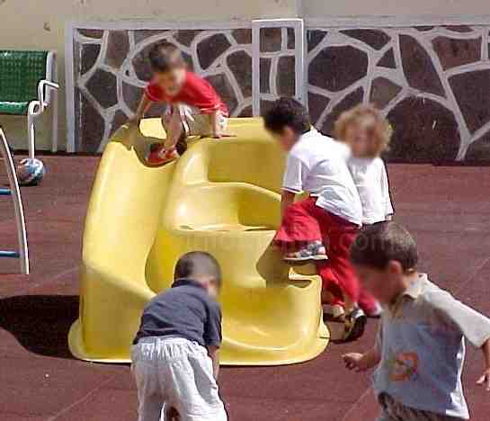 Niños jugando en una guardería