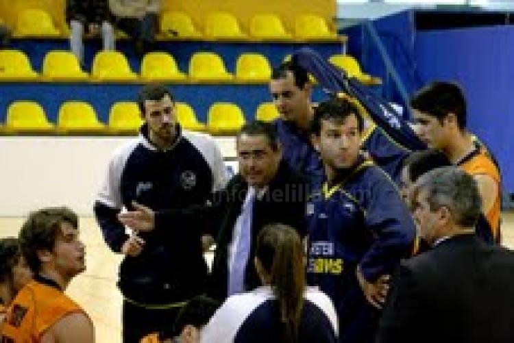 Javier Nieto dirigiendo a sus jugadores durante un partido