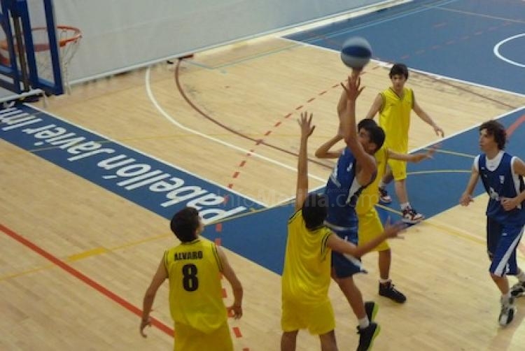 Tras llegar en el día de ayer de Lugo, donde el equipo caía derrotado por 71-67, los melillenses han gozado de la mañana de descanso, retomando los e