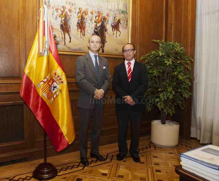 El delegado del Gobierno en Melilla, Abdelmalik El Barkani, y el director general de la Guardia Civi