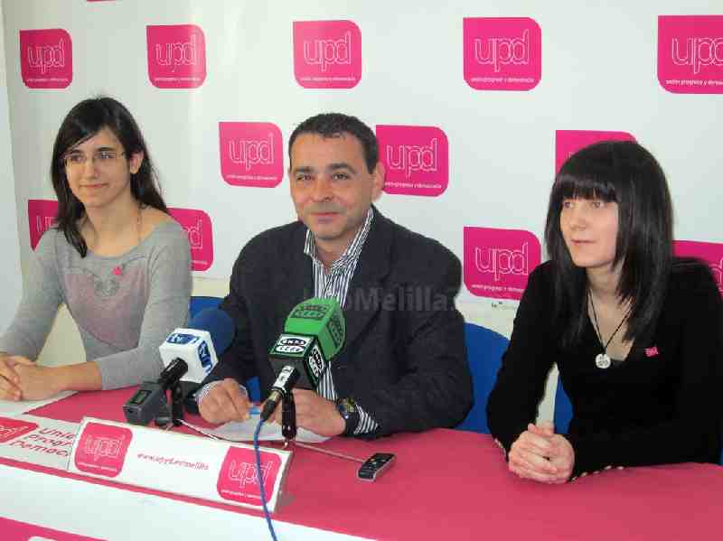 Emilio Folgar, acompañado por Cristina Hernáiz (izda.) y Belén Barceiro (dcha.)