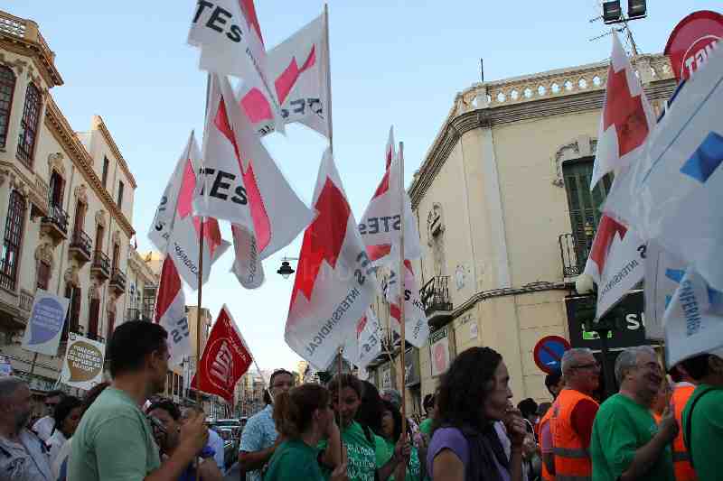 La Cumbre Social de Melilla vuelve a salir a las calles para protestar por los recortes del Gobierno